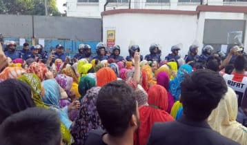 গাজীপুরে হঠাৎ কারখানা বন্ধ, শ্রমিকদের বিক্ষোভ 
