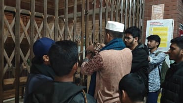 জাবির প্রশাসনিক ভবনে শিক্ষার্থীদের তালা জাবির প্রশাসনিক ভবনে শিক্ষার্থীদের তালা