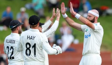 উত্তেজনার পারদ চড়ছে ওয়েলিংটন টেস্টে