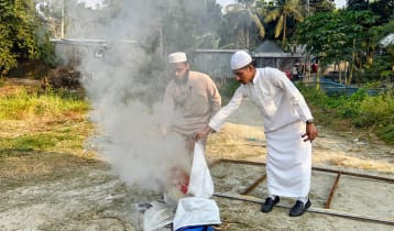 নিজের নির্বাচনি ব্যানার-ফেস্টুন পোড়ালেন স্বতন্ত্র প্রার্থী রায়হান