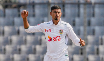 সাকিবকে ছাড়িয়ে উইকেট শৃঙ্গে তাইজুল