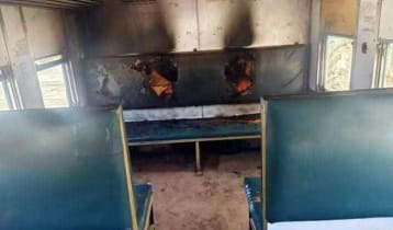 ময়মনসিংহ ওয়াশপিটে দাঁড়িয়ে থাকা ট্রেনে দুর্বৃত্তের আগুন