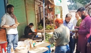 হিলিতে মেয়াদোত্তীর্ণ খাদ্যপণ্য বিক্রি ও মূল্য তালিকা না থাকায় ৬ দোকানকে জরিমানা