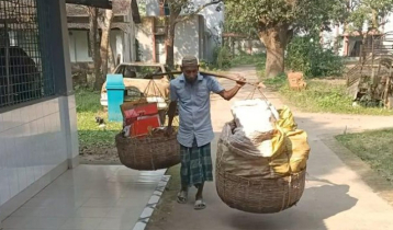হাত পেতে নয়, ফেরি করে সংসার চালান অন্ধ মাবুদ