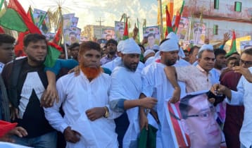 বিএনপির প্রার্থী পরিবর্তনের দাবিতে কাফনের কাপড় পরে মিছিল