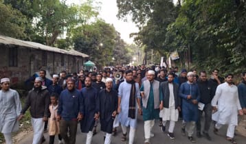 ওসমান হাদির ওপর হামলায় জবি শিক্ষার্থীদের বিক্ষোভ ওসমান হাদির ওপর হামলায় জবি শিক্ষার্থীদের বিক্ষোভ