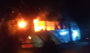 বরিশালে পার্কিংয়ে রাখা বাসে আগুন