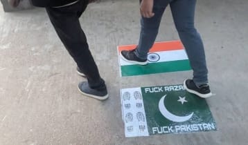 ডাকসু ভবন ও তিন হলের প্রবেশপথে মাটিতে পাকিস্তান-ভারতের পতাকা ডাকসু ভবন ও তিন হলের প্রবেশপথে মাটিতে পাকিস্তান-ভারতের পতাকা
