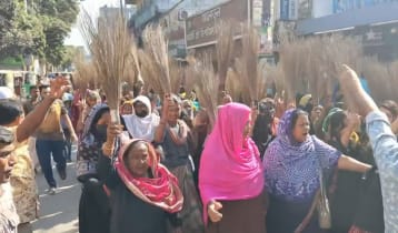 বিএনপির প্রার্থী বদল চেয়ে নারীদের ঝাড়ু মিছিল