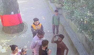 বাঁশ না পেয়ে পুরোহিতকে মারধর