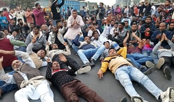 বিএনপির মনোনয়ন পরিবর্তনের দাবিতে মহাসড়কে শুয়ে অবরোধ