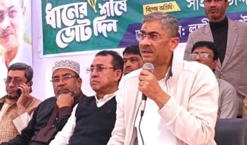 একটি দলের কর্মীরা হেলমেট মাথায় দিয়ে মহড়া দিচ্ছে: এ্যানি