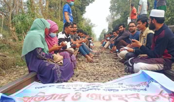 ৬ ঘণ্টা রেলপথ অবরোধে রাখেন রাবি শিক্ষার্থীরা
