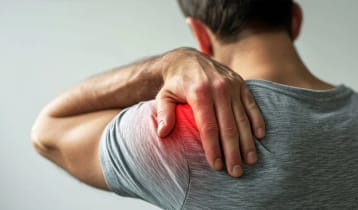 কাঁধে ব্যথা কেন হয়? চিকিৎসা ও করণীয়