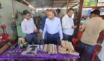 লক্ষ্মীপুরে ওয়ার্কশপের আড়ালে অস্ত্র তৈরির কারখানা, পিস্তল ও সরঞ্জাম জব্দ