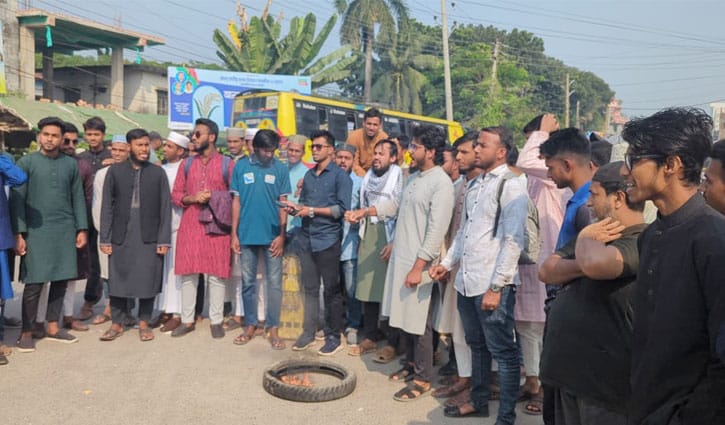 সাতক্ষীরায় জুলাই স্মৃতিস্তম্ভে আগুন, প্রতিবাদে বিক্ষোভ