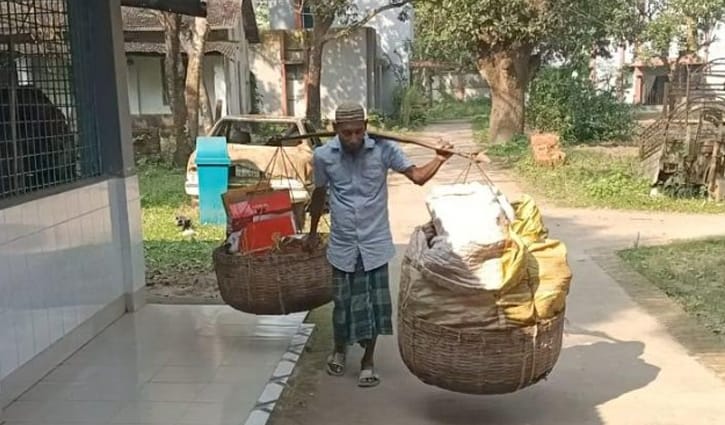 হাত পেতে নয়, ফেরি করে সংসার চালান অন্ধ মাবুদ