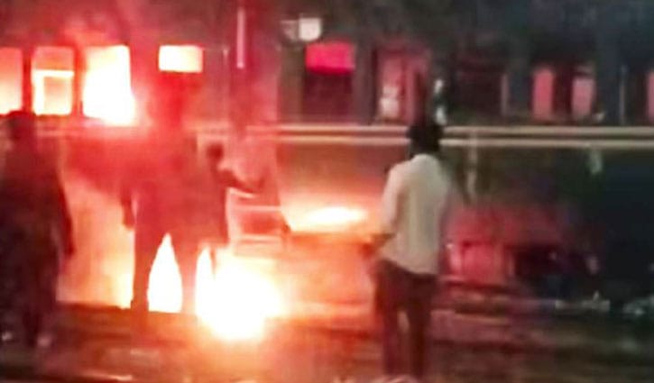 তেজগাঁও স্টেশনে ট্রেনের পরিত্যক্ত বগিতে আগুন, আটক ২