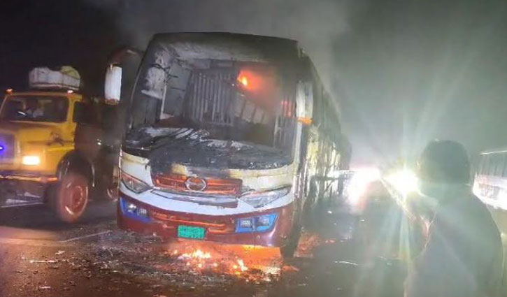ঢাকা-টাঙ্গাইল মহাসড়কে চলন্ত বাসে আগুন