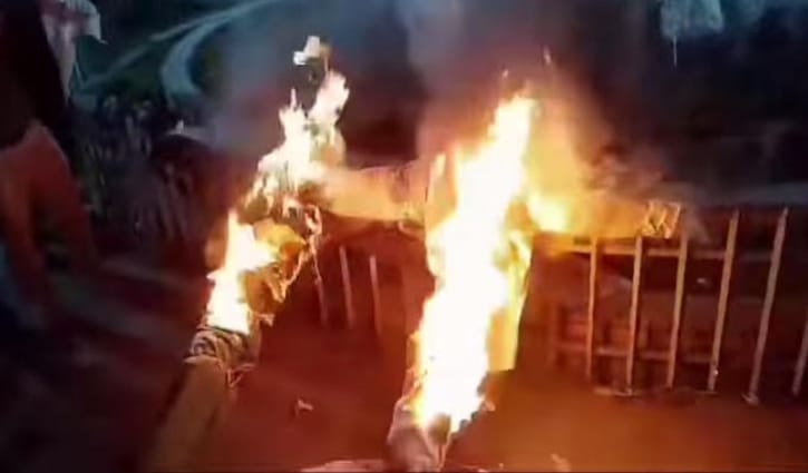 ঢাবিতে পিনাকী ও ইলিয়াসের কুশপুতুল দাহ