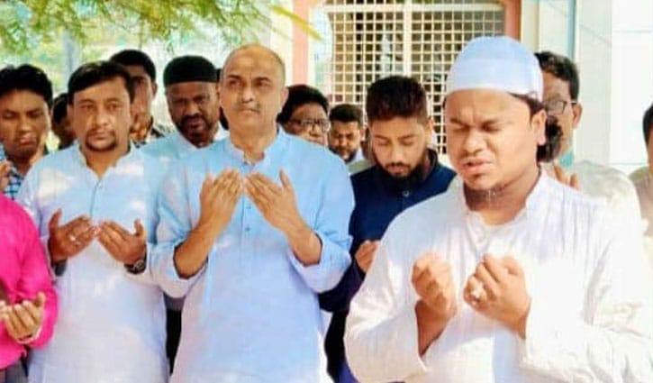 আওয়ামী লীগ নেতার কবর জিয়ারত করলেন বিএনপি প্রার্থী