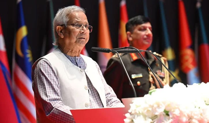 দেশের সুরক্ষায় সশস্ত্র বাহিনীর ত্যাগ ও নিষ্ঠা দৃষ্টান্তমূলক: প্রধান উপদেষ্টা