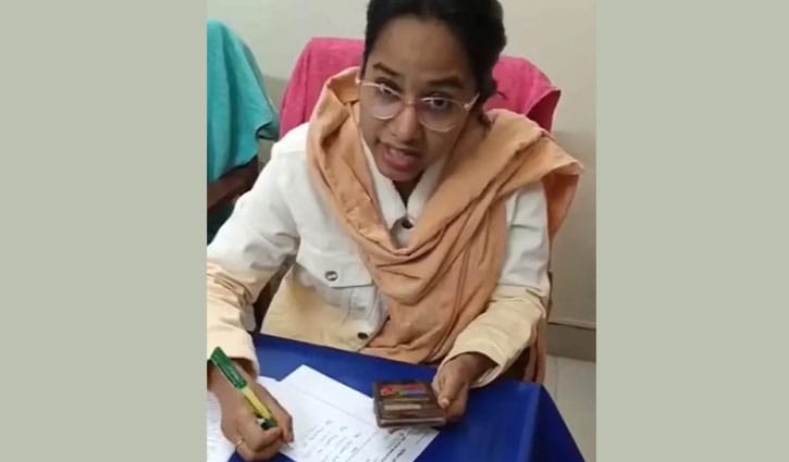 রোগী দেখার সময় গেম খেলায় ব্যস্ত চিকিৎসক