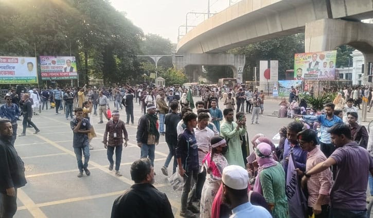 শিক্ষা ভবন মোড় অবরোধ সাত কলেজ শিক্ষার্থীদের, যান চলাচল বন্ধ