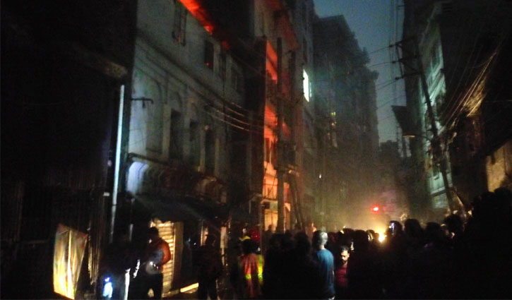 রাজধানীর চকবাজারে ভবনে আগুন, নিয়ন্ত্রণে ৭ ইউনিট