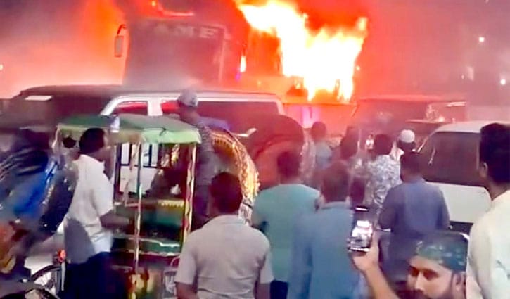 ধোলাইপাড়ে বাসে আগুন
