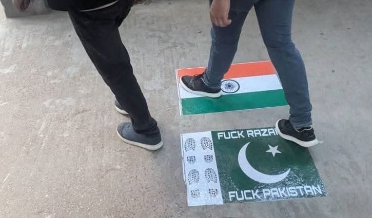 ডাকসু ভবন ও তিন হলের প্রবেশপথে মাটিতে পাকিস্তান-ভারতের পতাকা