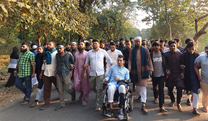 হাদির ওপর হামলার প্রতিবাদে জাবিতে বিক্ষোভ মিছিল