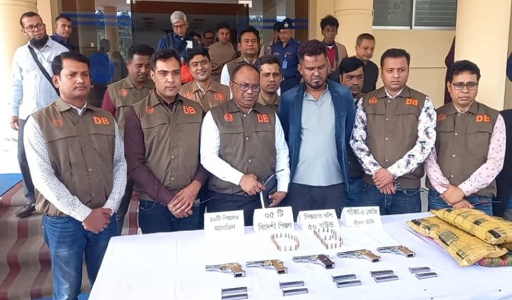 যশোরে বিপুল অস্ত্র-গুলি ও গাঁজাসহ গ্রেপ্তার ১