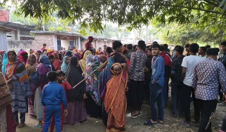 নিয়ন্ত্রণ হারিয়ে মোটরসাইকেল থেকে ছিটকে পড়ে তরুণের মৃত্যু