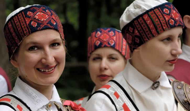 বর ভাড়া করছেন লাটভিয়ার নারীরা