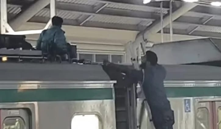 মেট্রোরেলের ছাদে ২ যুবক, চলাচল বন্ধ