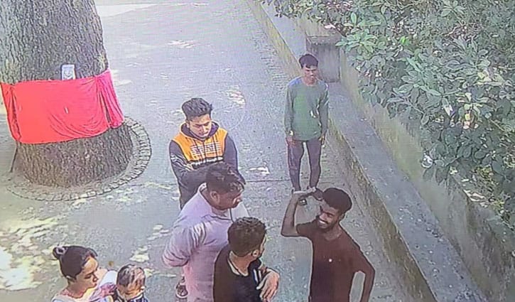 বাঁশ না পেয়ে পুরোহিতকে মারধর