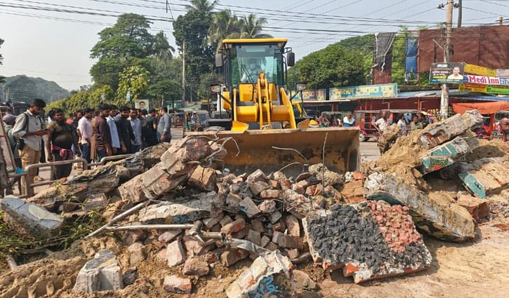 বুলডোজার দিয়ে গুঁড়িয়ে দেওয়া হলো শেখ মুজিবের ‘এক তর্জনী’ স্তম্ভ