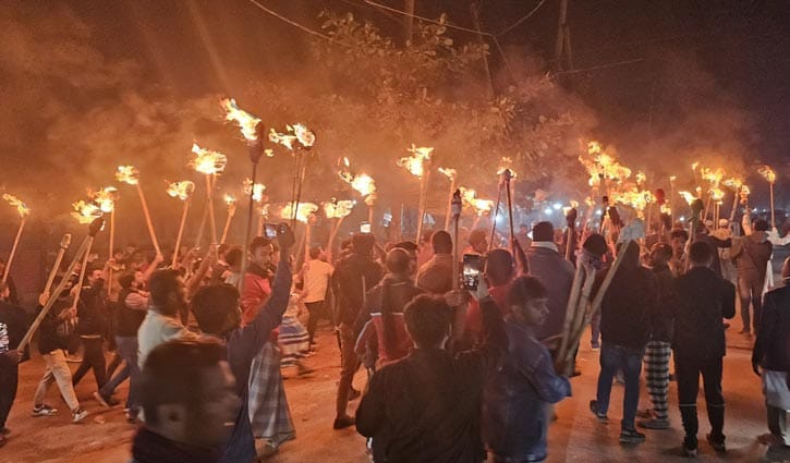 মুন্সীগঞ্জ-৩: বিএনপির প্রার্থী পরিবর্তনের দাবিতে সড়কে আগুন জ্বালিয়ে বিক্ষোভ