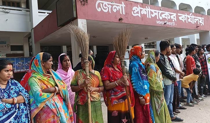 ঝাড়ু হাতে ‘পরিচ্ছন্নকর্মীদের’ ডিসির বিরুদ্ধে মিছিল