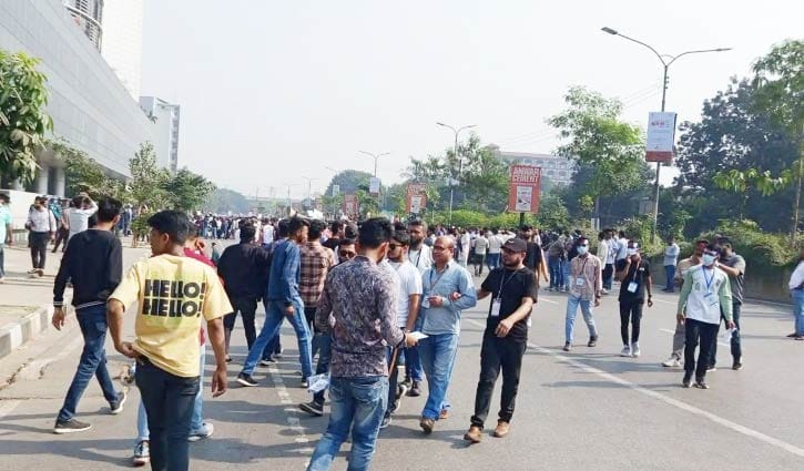 আগারগাঁওয়ে মোবাইল ব্যবসায়ীদের সড়ক অবরোধ