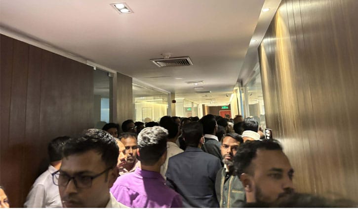 ছয় ঘণ্টা অবরুদ্ধ থাকার পর সচিবালয় ছাড়লেন অর্থ উপদেষ্টা