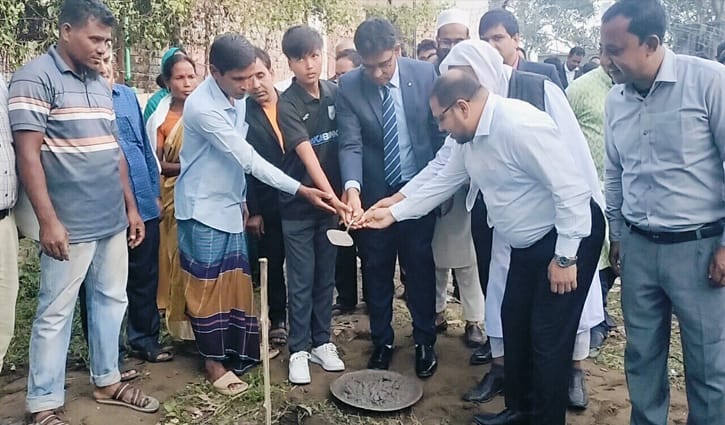 ফুটবলার তৃষ্ণাকে জমি দিল জেলা প্রশাসন, পাবেন ঘরও