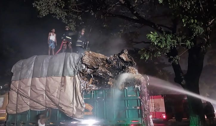 মুন্সীগঞ্জে ট্রাকে অগ্নিসংযোগ