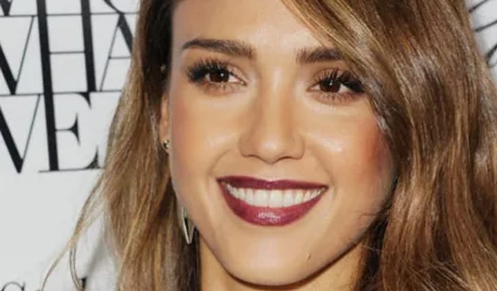 শীতকালের লিপস্টিক কেমন হওয়া উচিত