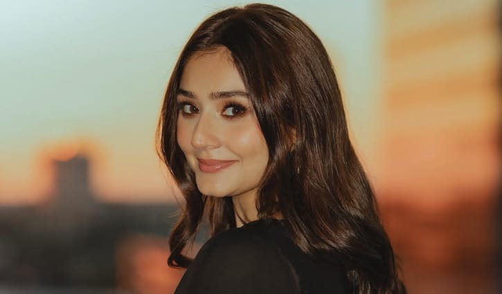 বিলাসবহুল হোটেল থেকে জায়নামাজ চুরি করেছিলাম: পাকিস্তানি অভিনেত্রী