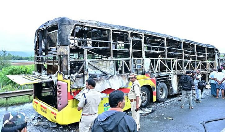 ভারতে মোটরসাইকেলের সঙ্গে সংঘর্ষে বাসে আগুন, নিহত ২০