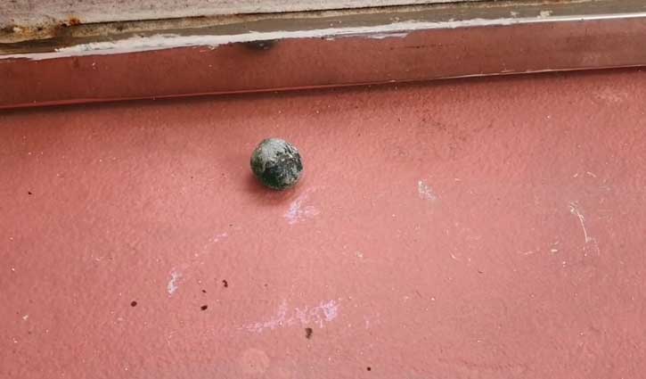 শরীয়তপুরে দু’পক্ষের সংঘর্ষ, শতাধিক হাতবোমা বিস্ফোরণ