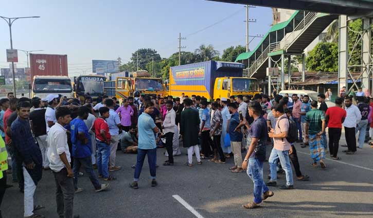 জুলাই যোদ্ধাদের লাঠিচার্জের প্রতিবাদে ফেনীতে সড়ক অবরোধ
