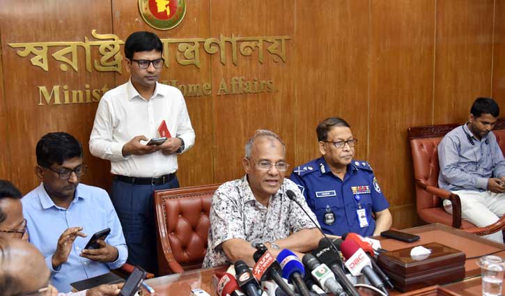 প্রবাসী শ্রমিকদের জন্য পাসপোর্ট ফি কমানো হবে: উপদেষ্টা